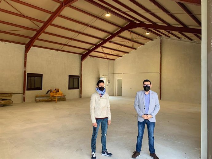 La alcaldesa de Marañón, Laura Corres, y el director general de Administración Local, Jesús María Rodríguez, en el nuevo edificio multiusos.