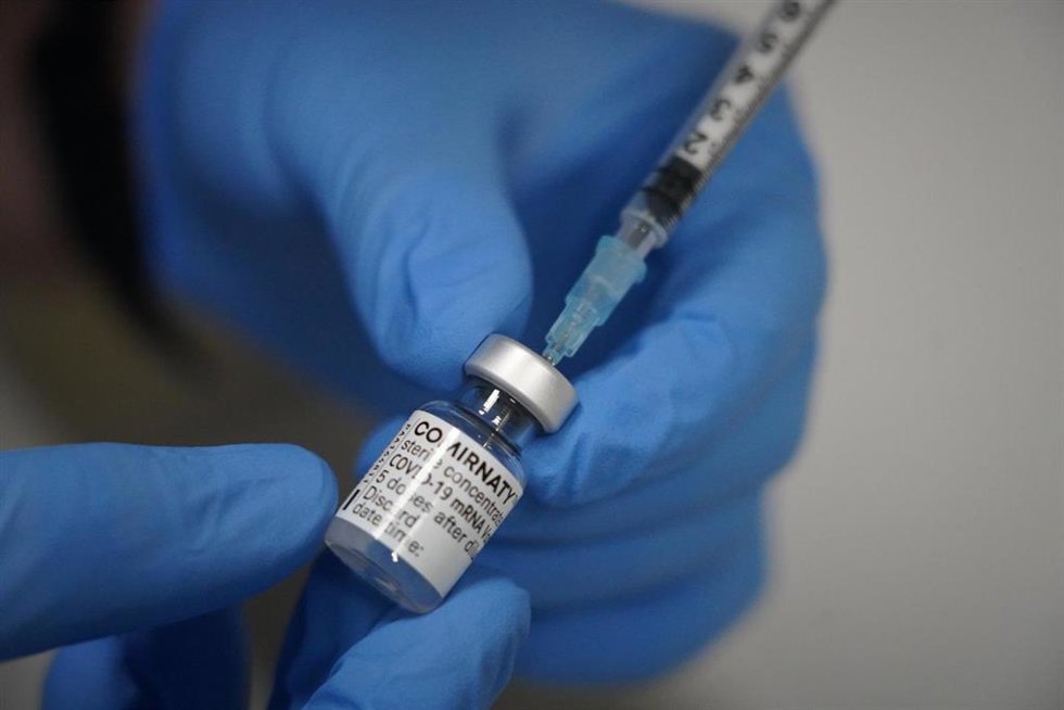 Un sanitario inyecta la dosis de la vacuna contra el Covid-19 en uno de los centros Mutualia del País Vasco, en la Clínica Ercilla Mutualia, en Bilbao, Vizcaya, Euskadi, (España), a 26 de febrero de 2021