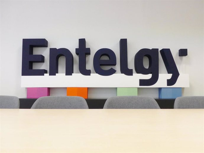 Logo de la consultora tecnológica Entelgy en sus oficinas