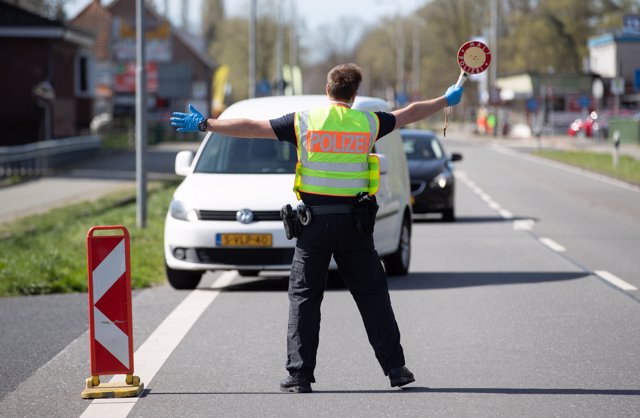 10 April 2020, Nordhorn: An officer of the federal police control the access at the border to the Netherlands, amid the Coronavirus outbreak. Photo: Friso Gentsch/dpa