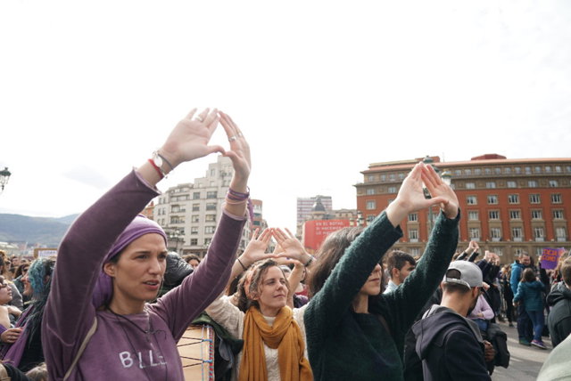 Participantes en la manifestación del Día Internacional de la Mujer levantan las manos en Bilbao (Vizcaya/País Vasco/España) a 8 de marzo de 2020.