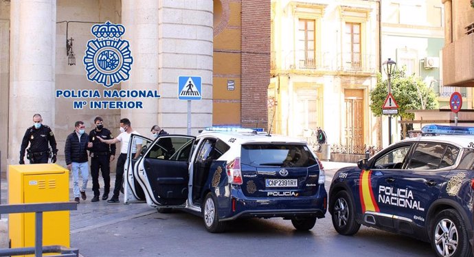 Nota De Prensa Y Fotografía: "Un Policía Nacional Fuera De Servicio Detiene En Almería A Un Hombre Cuando Hacía Un Pase De Droga "