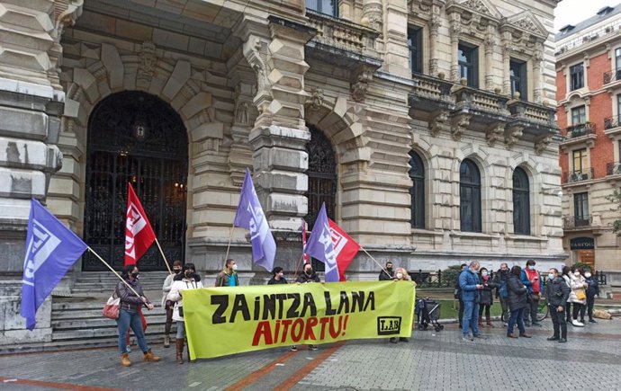 Archivo - Concentración de trabajadoras del sector de cuidados ante Palacio Foral