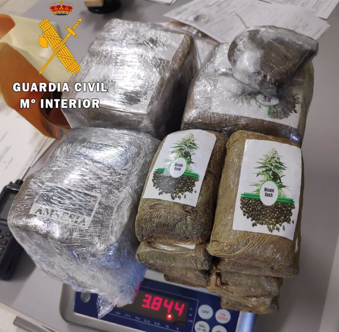 Dos detenidos por viajar con 3,8 kilogramos de hachís en la A-66, a la altura de Mozárbez (Salamanca).