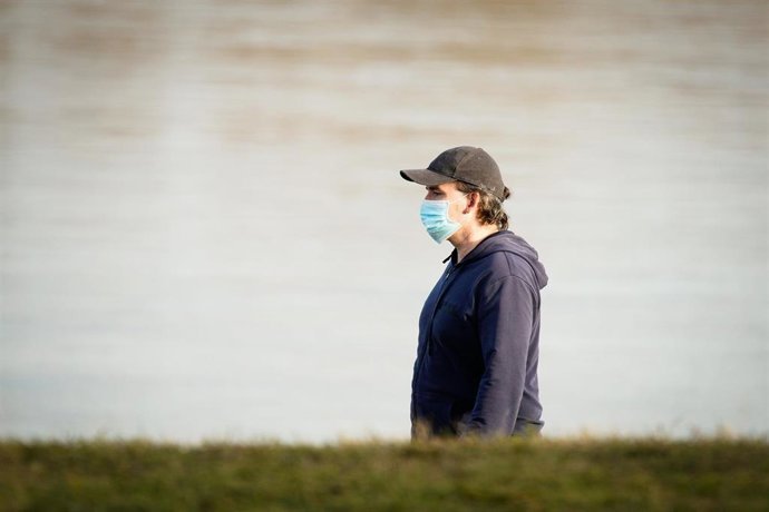 Un hombre con mascarilla en Varsovia