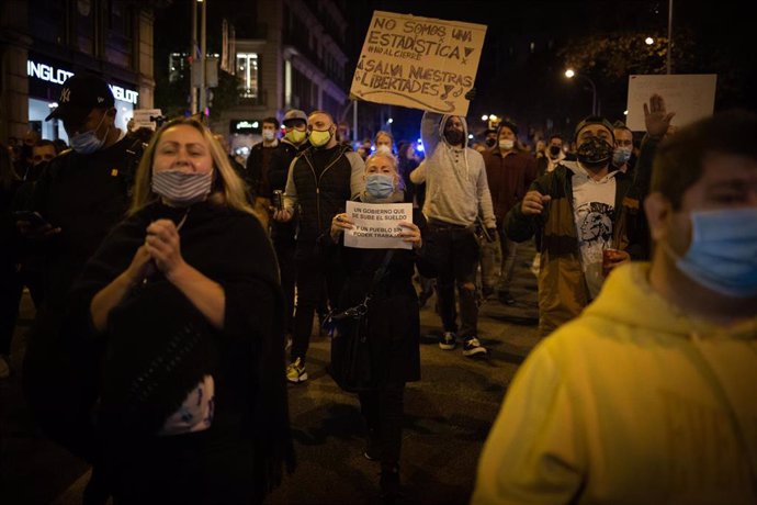 Archivo - Un grupo de personas participan en una concentración de trabajadores del sector hostelero y el ocio nocturno contra las restricciones aplicadas a causa del Covid-19, en la plaza Urquinaona, Barcelona