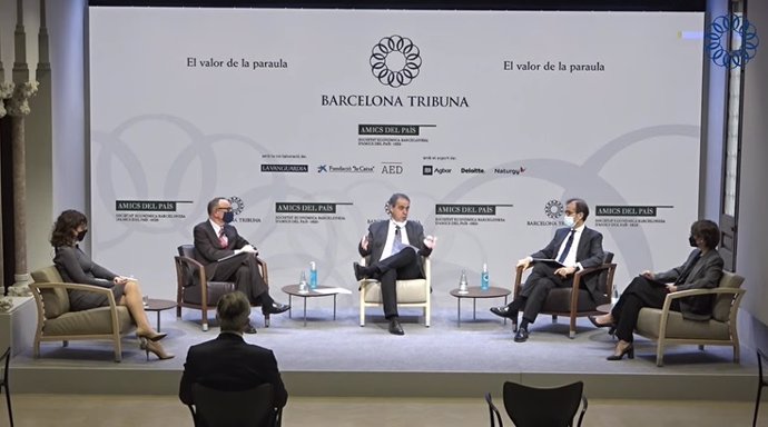 La consejera del Banco de España Núria Mas (izq), el presidente de Fira de Barcelona, Pau Relat, (segundo por la derecha) y la socia de consultoría de sector público de Deloitte, Anna Fuster (drcha)