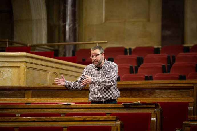 El diputado de la CUP en el Parlament Vidal Aragonés interviene durante la Diputación Permanente del Parlament, en Barcelona, Catalunya (España), a 24 de febrero de 2021. La Diputación se reúne hoy para votar si valida o deroga un total de nueve decreto