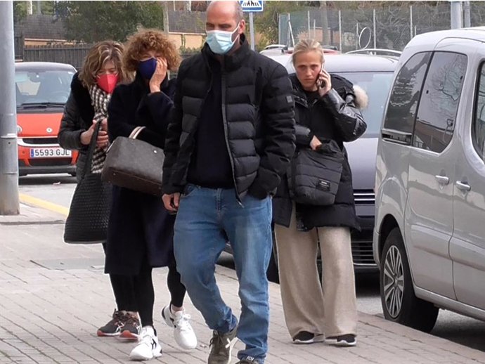 La familia de Álex Casademunt a su llegada a la capilla ardiente el artista