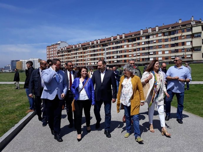 Archivo - La alcaldesa de Gijón, Ana González, durante la visita en 2019 al 'solarón' del Plan de Vías del que entonces era ministro en funciones de Fomento, José Luis Ábalos, actual ministro de Transportes