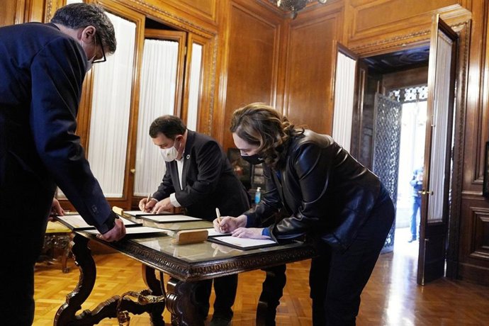 El Alto comisionado por la lucha contra la pobreza infantil, Ernesto Gasco, y la alcaldesa de Barcelona, Ada Colau, firman el convenio de adhesión de Barcelona a la Alianza País Pobreza Infantil Cero.