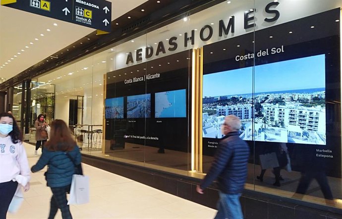 Escaparate de la Oficina de Aedas Homes en el Centro Comercial ABC Serrano de Madrid