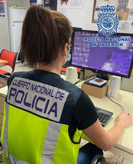 Agente de la Policía Nacional especializada en delitos informáticos