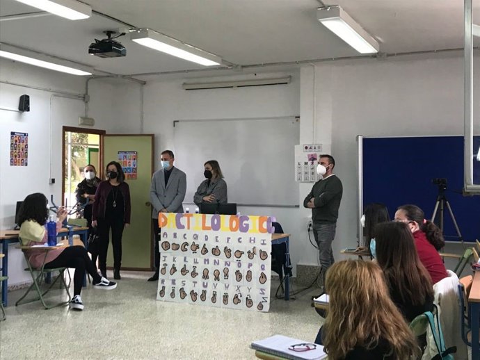 El delegado de Educación visita el IES 'Alhadra'