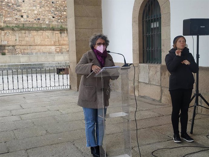La concejala de la Mujer, María José Pulido, presenta los actos del 8M organizados por el Ayuntamiento de Cáceres