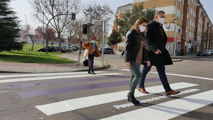 La concejala de Igualdad, Ana Aragoneses, y el alcalde, Antonio Rodríguez Osuna, en uno de los pasos de peatones de la campaña.