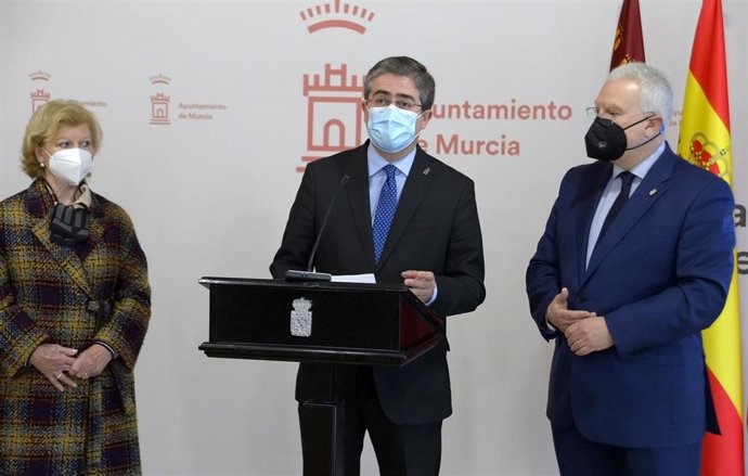 El concejal de Cultura y Recuperación del Patrimonio, Jesús Pacheco, en el atril, da a conocer la progranación de Semana Santa