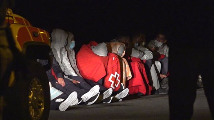 Archivo - Migrantes rescatados tras el vuelco de su patera en Lanzarote, Canarias (España).