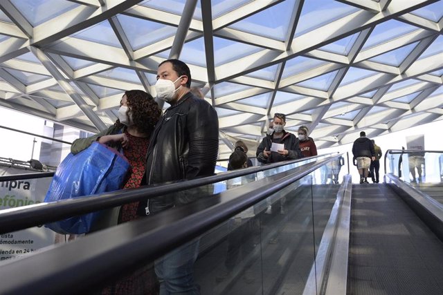 Varias personas en la escalera mecánica del centro comercial Marineda durante el segundo día de la desescalada en A Coruña.