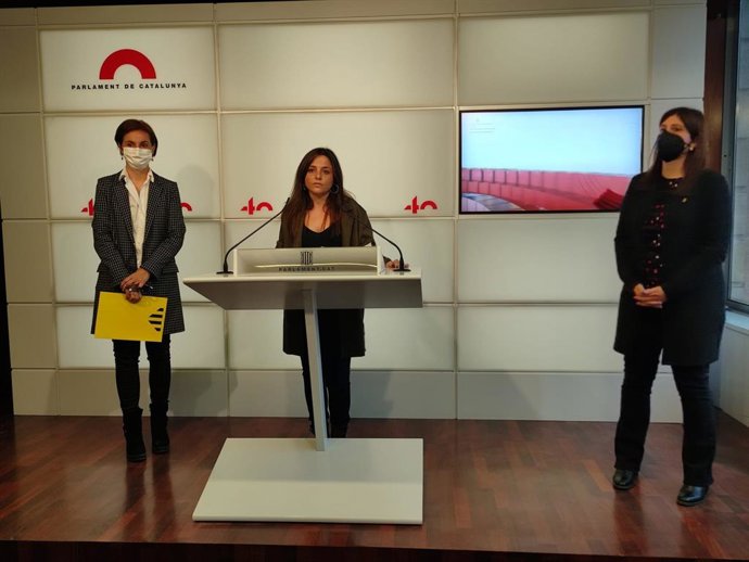 Las diputadas Anna Caula (ERC), Maria Sirven (CUP) y Gemma Geis (Junts)
