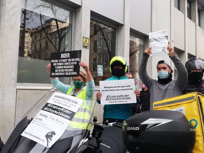 Repartidores a domicilio con carteles reivindicativos protestas en Palma contra la 'Ley de riders'