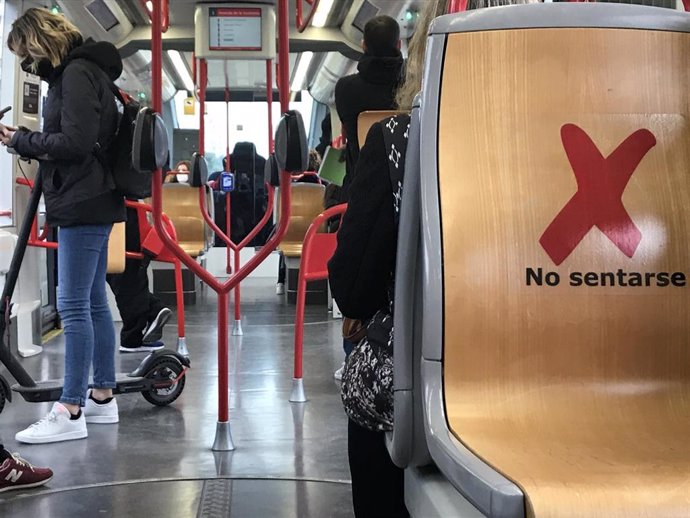 Interior del tranvía con una señal sobre un asiento para no usarlo