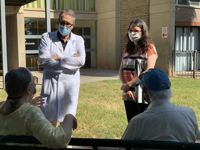 Archivo - Oltra en su visita a la residencia de Carlet