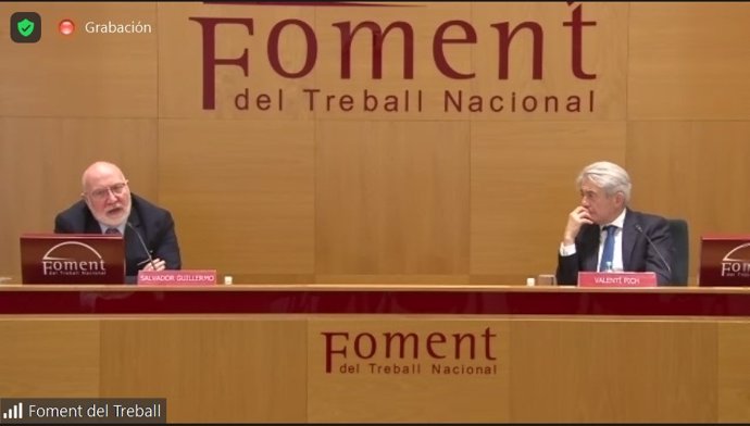 El director de Economía de Foment del Treball, Salvador Guillermo, y el presidente del Consejo General de Economistas, Valentí Pich, en la presentación del Informe de Coyuntura de marzo del 2021 de la patronal