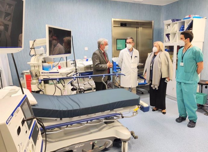 La delegada de Salud y Familias en Huelva, Manuela Caro, en su visita al centro hospitalario acompañada del gerente del Hospital, Antonio Carrión.