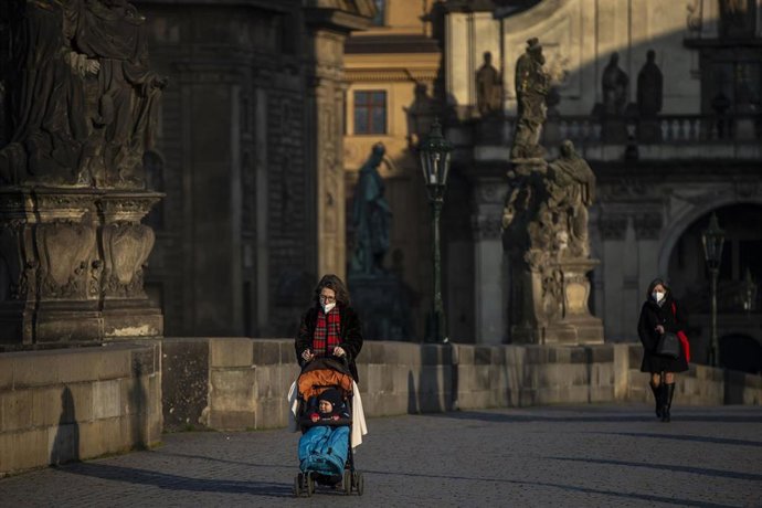 Personas con mascarilla en Praga, República Checa