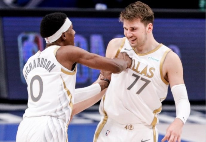 Luka Doncic y Josh Richardson con Dallas Mavericks