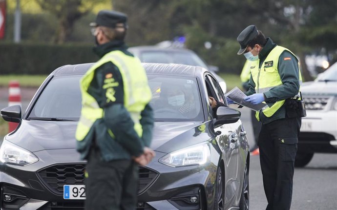 Archivo - Un agente de la Guardia Civil pide la documentación a un vehículo durante un control efectuado en Cantabria.