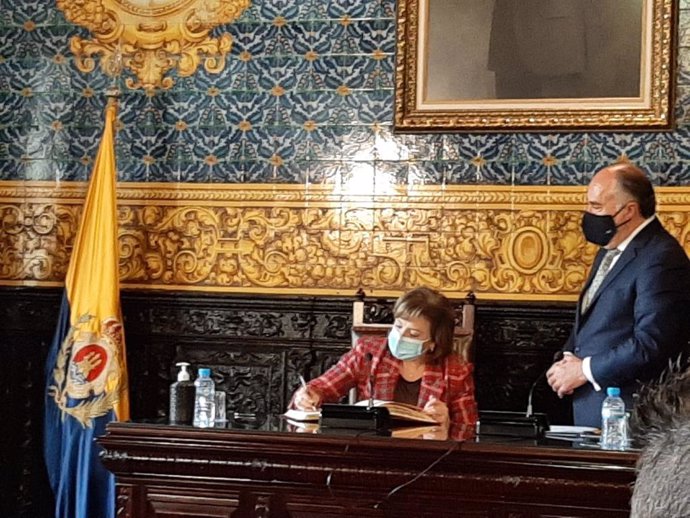 Sandra García firmando en el Libro de Honor en el Ayuntamiento de Algeciras