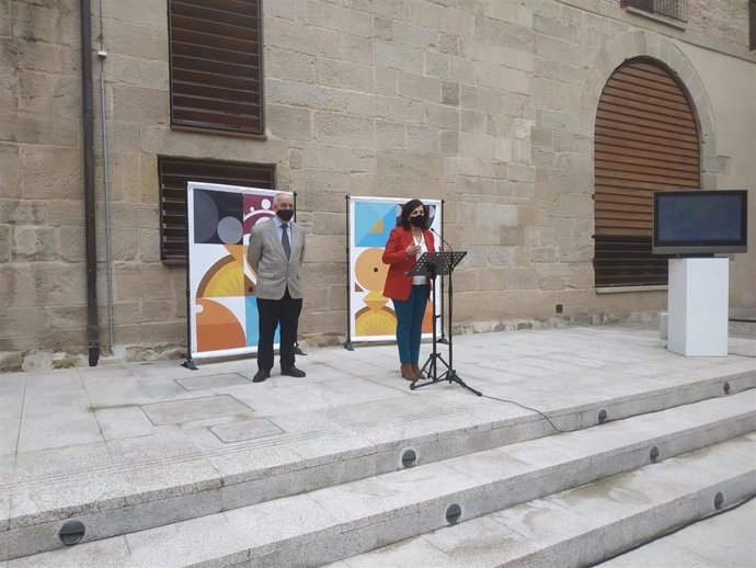 La presidenta del Gobierno de La Rioja, Concha Andreu, y el consejero de Cultura, Pedro Uruñuela