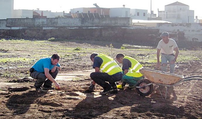 Trabajos en el antiguo cementerio de La Algaba