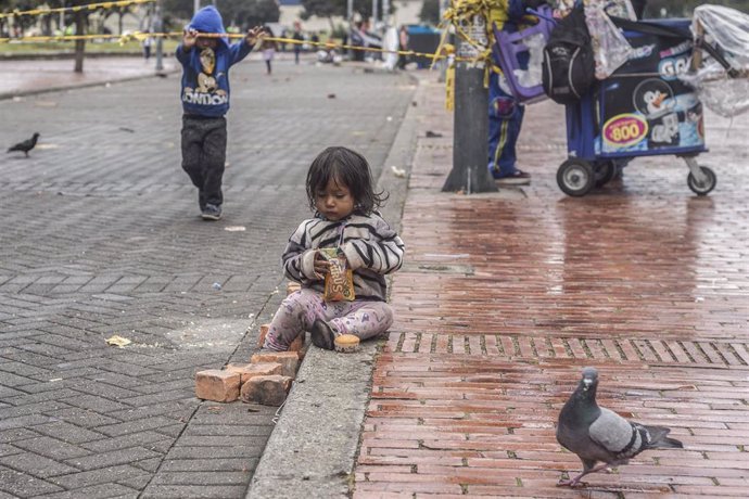 Archivo - Una niña de la etnia embera en Bogotá, la capital de Colombia, durante la pandemia de COVID-19. 