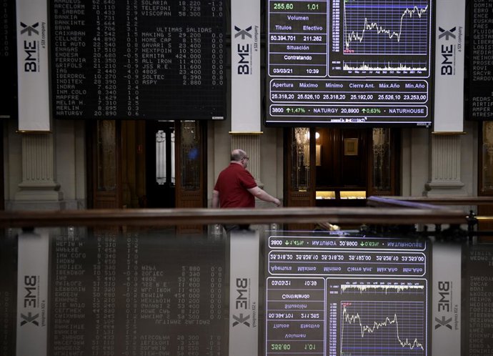 Valores del Ibex 35 en un panel de la Bolsa de Madrid, (España), a 3 de marzo de 2021. 
