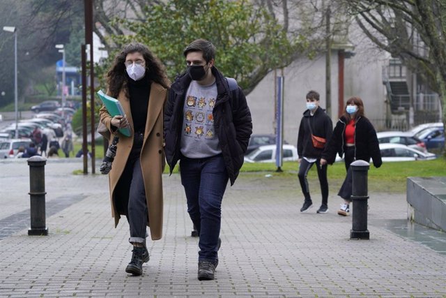 Alumnos a su llegada a la Facultad de Derecho durante el primer día en el que los estudiantes universitarios gallegos vuelven a las aulas, en Santiago de Compostela, A Coruña, Galicia, (España), a 1 de marzo de 2021.