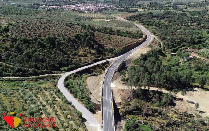Carretera de Marchagz que está siendo arreglada por la Diputación de Cáceres