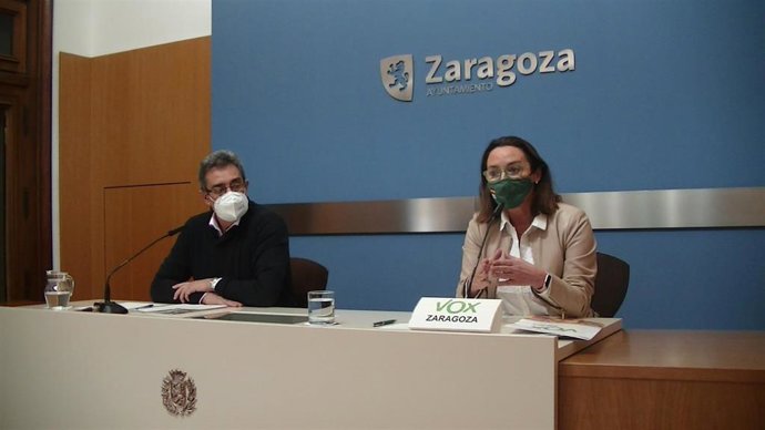 La concejal del grupo municipal de VOX en el Ayuntamiento de Zaragoza, Carmen Rouco, y el portavoz, Julio Calvo