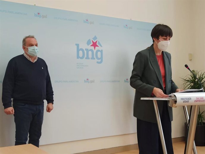 La líder del BNG, Ana Pontón, en rueda de prensa junto a representantes de la Iniciativa Galega pola Memoria