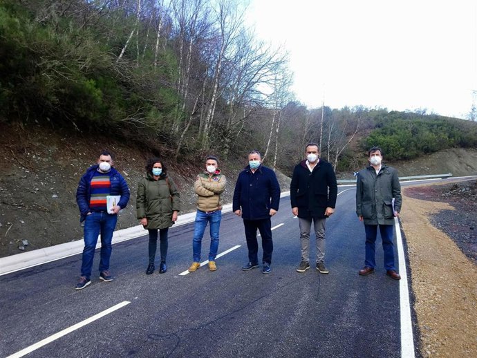 El presidente de la Diputación de León, Eduardo Morán, visita la finalización de las obras en Balouta realizadas por la institución provincial.