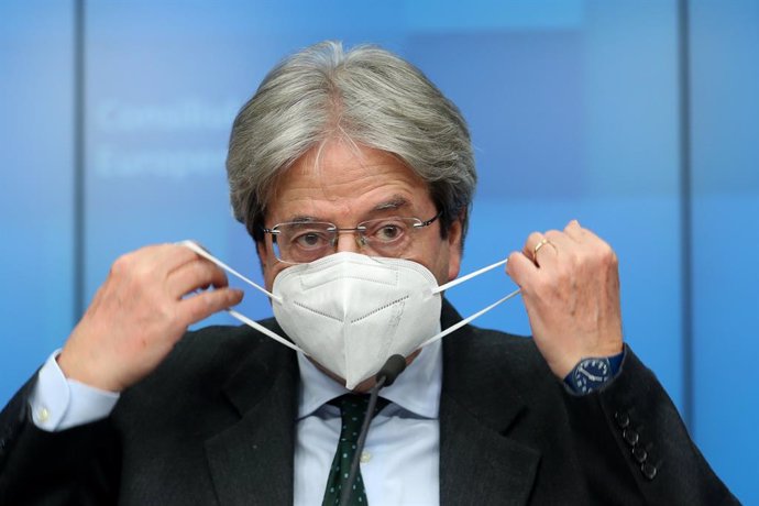 HANDOUT - 15 February 2021, Belgium, Brussels: European Commissioner for Economy Paolo Gentiloni takes off his face mask to speak during a press conference after a virtual Eurogroup meeting. Photo: Zucchi Enzo/EU Council/dpa - ATTENTION: editorial use o