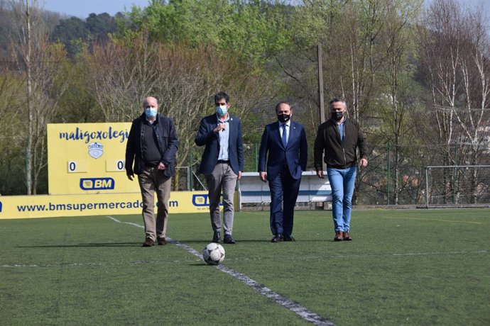 Donostiako Udaleko eta Realeko arduradunak Matigoxotegi futbol zelaian.