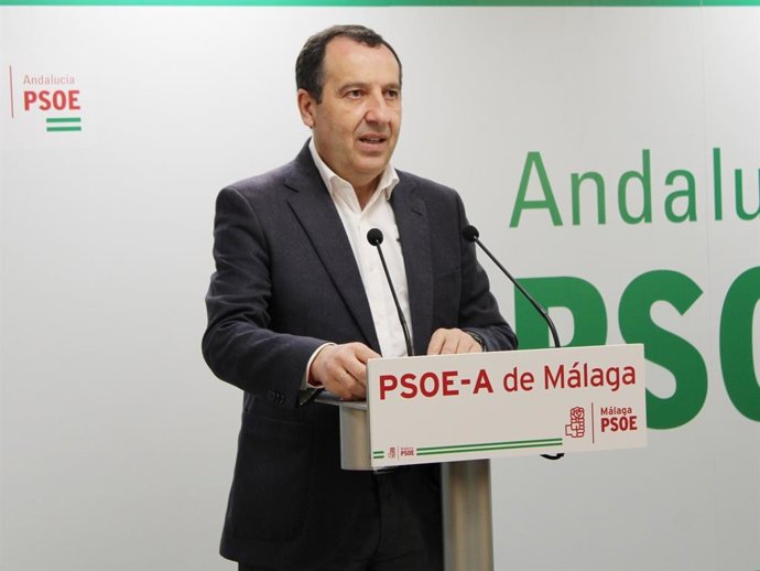 El secretario general del PSOE de Málaga, José Luis Ruiz Espejo, en rueda de prensa