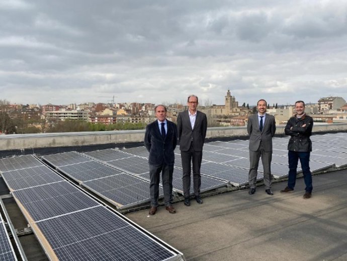 Los socios fundadores de Conecta 2 Energía, Román Rousaud y Joep Pratdesaba, el gerente del Policlínic Torreblanca, Pedro Puga y el ceo sc Real Estate, Reverte Calaceit