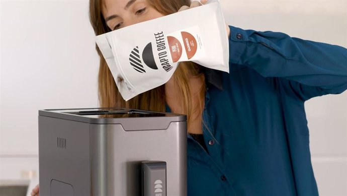 Una imagen de una consumidora de Incapto con su café
