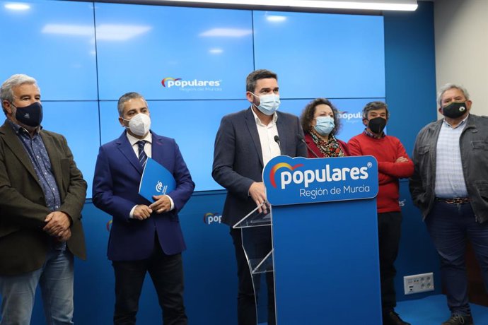 Imagen de la rueda de prensa de los responsables del PP tras reunirse con los representantes de organizaciones ganaderas