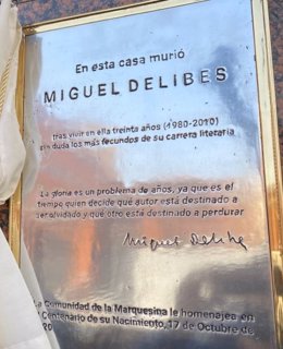 Placa que identifica el portal de la que fue la última vivienda en la que residió Miguel Delibes, en la calle Dos de Mayo de Valladolid.