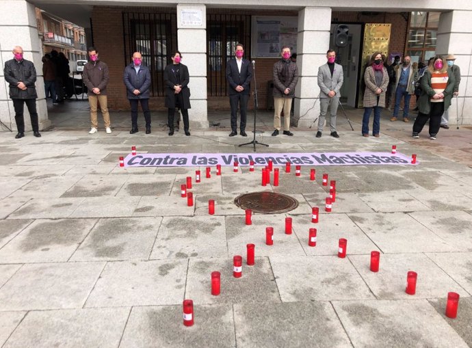 Foto del minuto de silencio en Torrejón de Ardoz por la última víctima moral de violencia de género